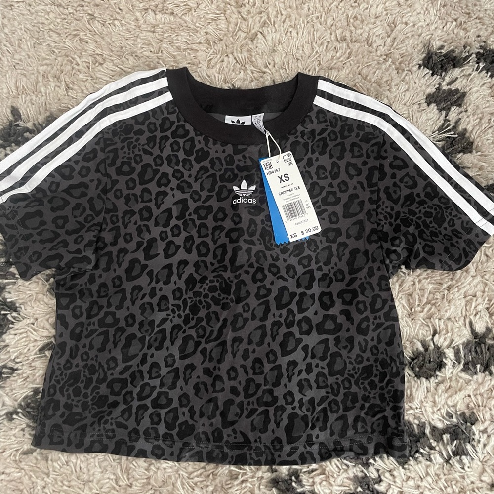Cropped Adidas Leopard Shirt